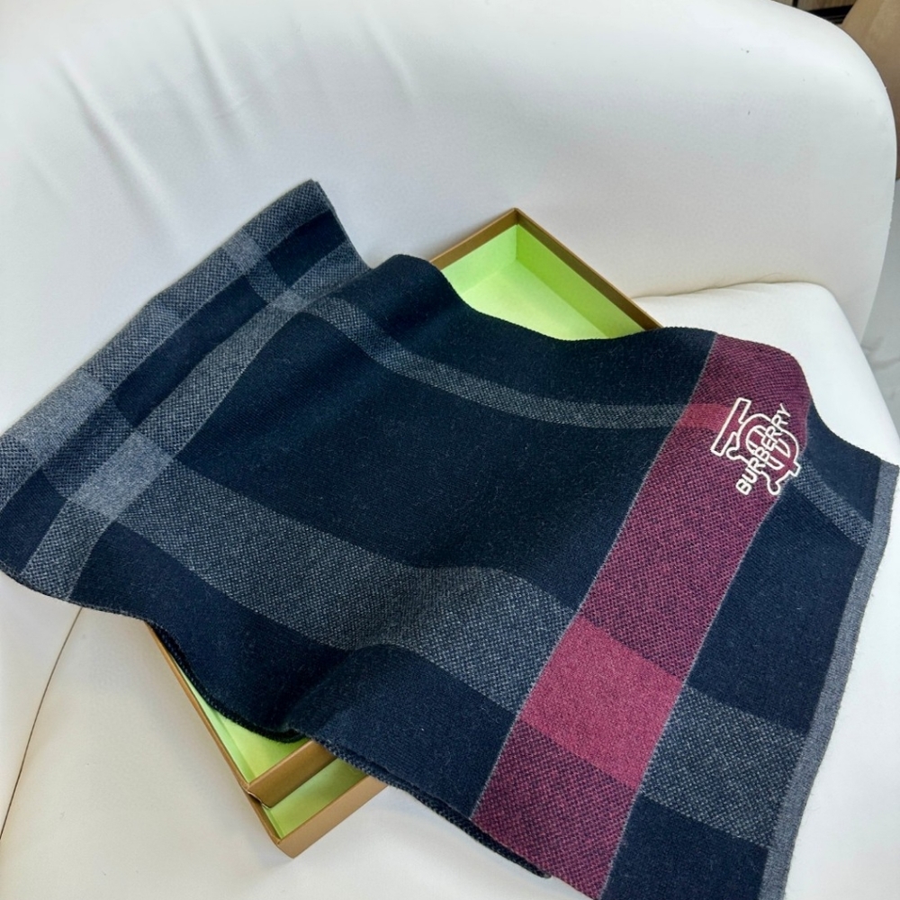 Burberry women's fashion knitted scarf - Picture 4 of 8